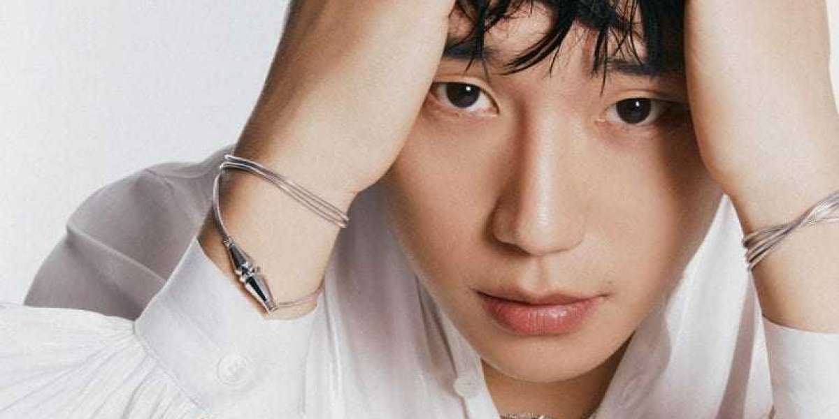 Jung Hae-in Discusses Friendship With Lee Je-hoon and More in Magazine Interview