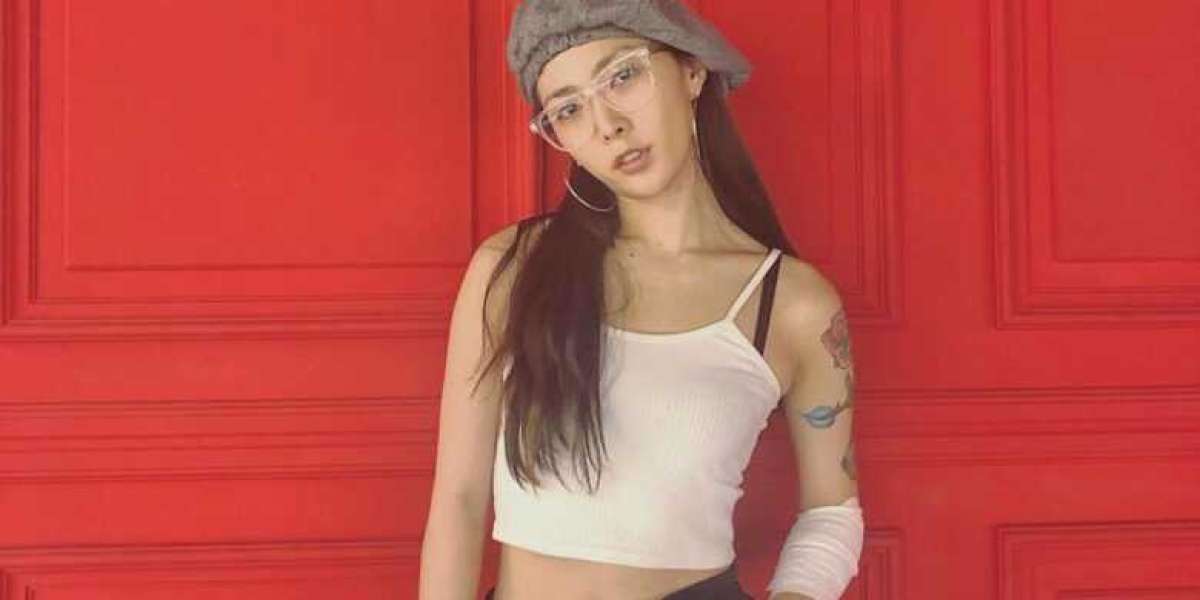 HolyBang's Honey J in An Alluring Pictorial