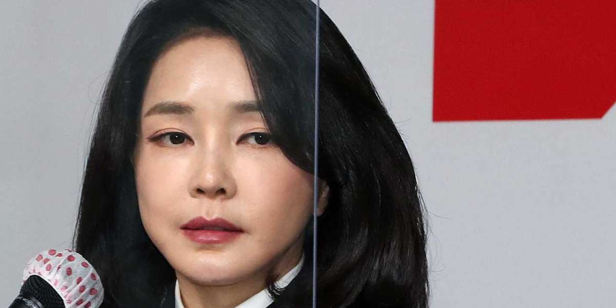 Wife of Presidential Candidate Yoon Suk-yeol Accused of Lying About Working as Gallery Officer
