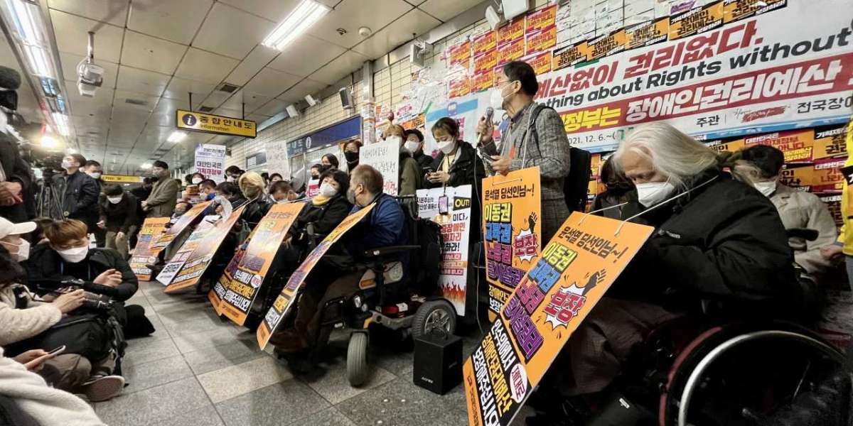 Subway Protesters Suffer from Online Abuse