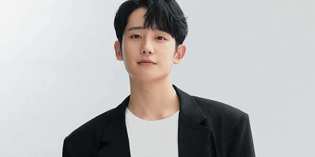 Jung Hae In In Talks To Star in New Drama 'Something In The Rain' Alongside Kang Ha Neul